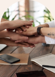 Cohesion-dequipe Mains qui se joignent pour travailler main dans la main