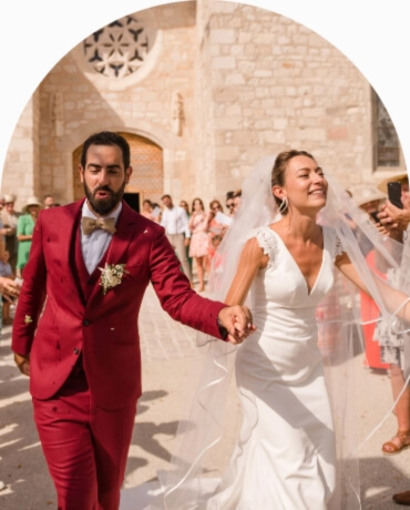 Monica-Chandler-formule-Jour-J Une sortie d’église ultra fun, à l’image de nos jolis mariés